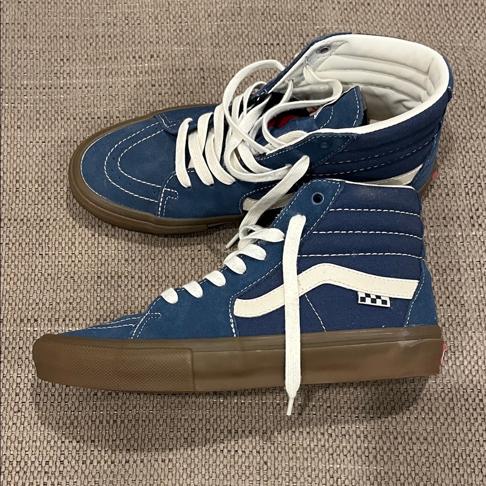 Vans Skate Sk8-Hi high-top sneakers in Navy with a gum sole. - Picture 6 of 7